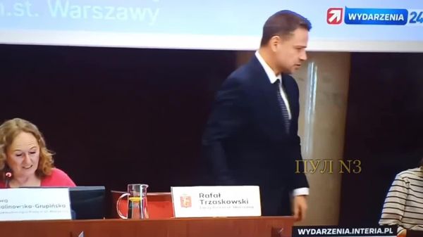 В горле пересохло: мэр Варшавы захотел попить и отобрал стакан у женщины - Sputnik Таджикистан