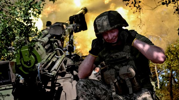 Военнослужащий 148-й отдельной артиллерийской бригады ВСУ ведет огонь из самоходной гаубицы, Украина, 23 июня 2026 года. - Sputnik Таджикистан