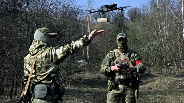 Военнослужащие десантных войск Белоруссии используют дрон для разведки на контрольно-пропускном пункте в Гомельской области неподалеку от белорусско-украинской границы.  - Sputnik Тоҷикистон