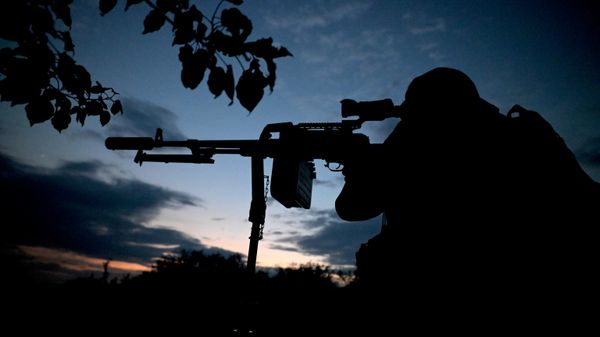 Боевая работа мобильной огневой группы отряда Русь в ЛНР. - Sputnik Таджикистан
