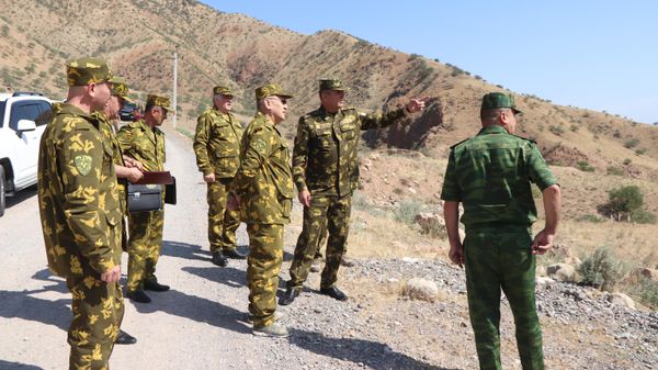 Генеральный секретарь ОДКБ Таалатбек Масадыков посетил участки таджикско-афганской границы.  - Sputnik Тоҷикистон