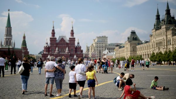 Люди гуляют на Красной площади в Москве.  - Sputnik Таджикистан