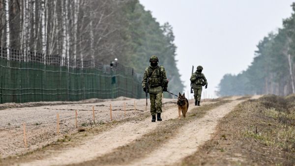 Сотрудники пограничной службы на границе Белоруссии и Украины возле пункта пропуска Новая Гута Гомельской области. Архивное фото - Sputnik Тоҷикистон