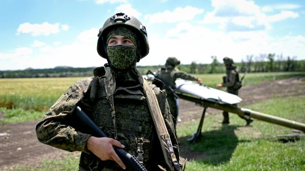 Боевая работа расчета БПЛА БМ-70 группировки войск Центр на Добропольском направлении СВО. - Sputnik Таджикистан