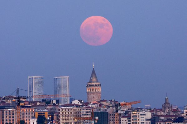 Полная луна над Галатской башней в Стамбуле, Турция. - Sputnik Таджикистан