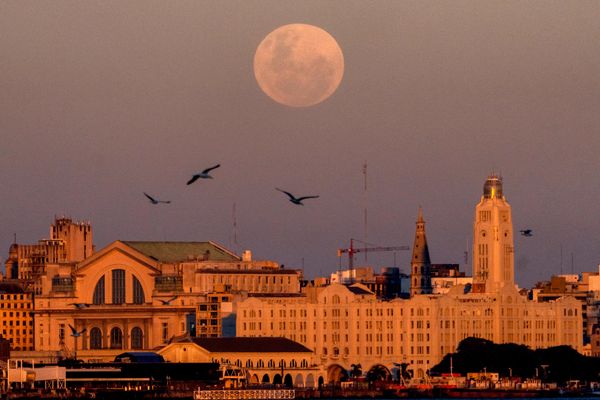 Луна восходит над Монтевидео, Уругвай. - Sputnik Таджикистан