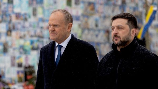 Премьер-министр Польши Дональд Туск и Владимир Зеленский у Михайловского собора, Киев, Украина, 5 февраля 2026 года.  - Sputnik Тоҷикистон