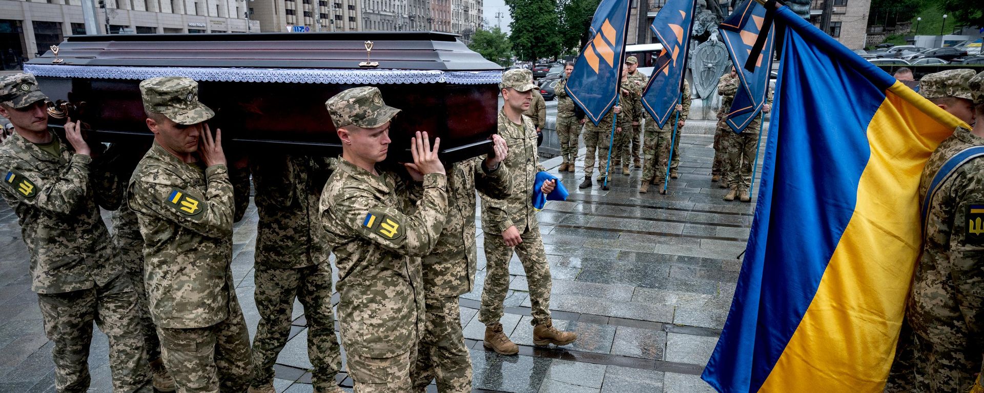 Украинские военнослужащие несут гроб с телом погибшего военнослужащего 3-й штурмовой бригады Ярослава Иванова во время похоронной церемонии в Киеве, Украина, 8 июня 2026 года.  - Sputnik Тоҷикистон, 1920, 01.07.2026