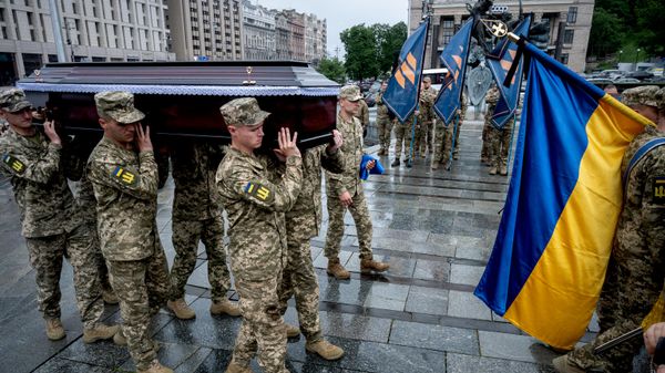 Украинские военнослужащие несут гроб с телом погибшего военнослужащего 3-й штурмовой бригады Ярослава Иванова во время похоронной церемонии в Киеве, Украина, 8 июня 2026 года.  - Sputnik Тоҷикистон