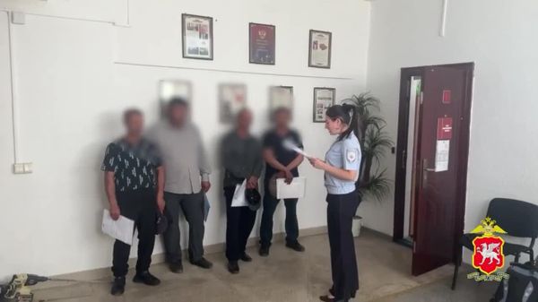 Чаҳор муҳоҷири корӣ пас аз таҳқири артиши Русия дар сӯҳбат бо дигар коргарон аз Қрим ихроҷ карда шуданд - Sputnik Тоҷикистон