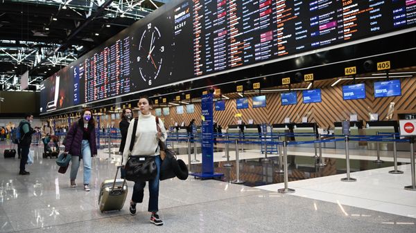 Пассажиры в терминале Международного аэропорта Шереметьево имени А.С. Пушкина.   - Sputnik Таджикистан