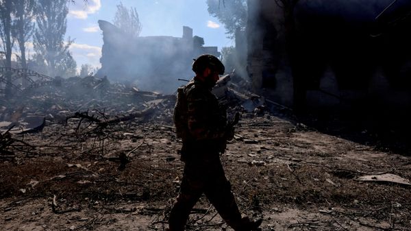 Военнослужащий 15-й бригады Кара-Даг ВСУ во время выполнения боевого задания в прифронтовом городе Доброполье Донецкой области, Украина, 28 июня 2026 года.  - Sputnik Тоҷикистон