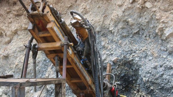 Дар Панҷакент як корхонаи нави коркарди маъдани сурма ва тилло бунёд мешавад - Sputnik Тоҷикистон