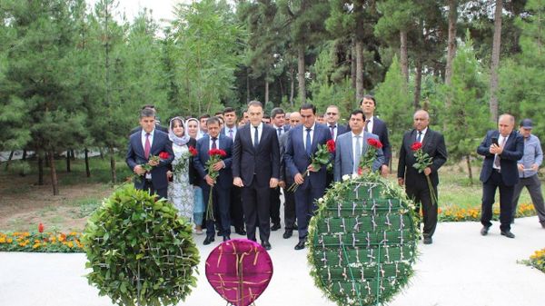 Далер Ҷумъа дар Душанбе ба оромгоҳи асосгузори ҶШС Тоҷикистон гул гузошт - Sputnik Тоҷикистон