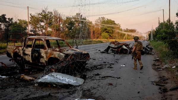 Украинский военнослужащий идет по дороге между прифронтовыми городами Дружковка и Константиновка в Донецкой области, Украина, 24 июня 2026 года.  - Sputnik Тоҷикистон