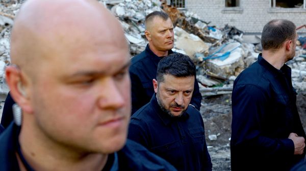 Владимир Зеленский выступает перед журналистами после ракетных ударов по Киеву, Украина, 2 июля 2026 года.  - Sputnik Тоҷикистон