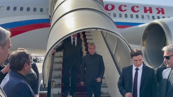 Дмитрий Медведев барои иштирок дар маросими видоъ бо Алӣ Хоманаӣ вориди Теҳрон шуд - Sputnik Тоҷикистон