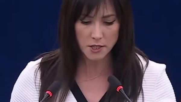 Нест бод нозигароии бандерӣ!: вакили Парлумони Аврупо аз Лаҳистон парчами ОУН-УПА-ро* дарронда партофт - Sputnik Тоҷикистон