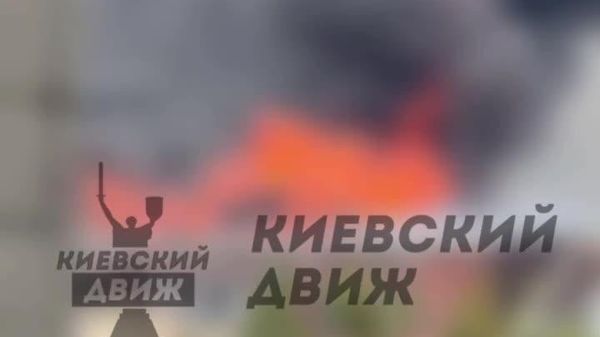 Бар асари зарбаи ҳавопаймоҳои бесарнишин дар Киев сӯхтори бузурге ба амал омадааст, иттилоъ доданд расонаҳои маҳаллӣ - Sputnik Тоҷикистон