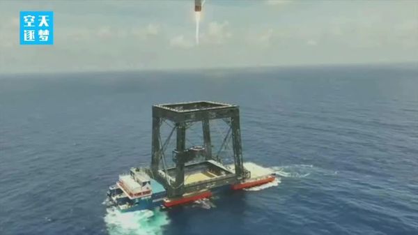 Китай первым в мире посадил ступень ракеты на морскую платформу - Sputnik Таджикистан