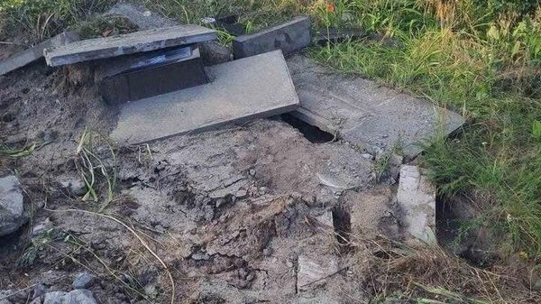Афроди номаълум як танки шӯравиро аз қабри бародарӣ дар вилояти Харков дуздидаанд - Sputnik Тоҷикистон