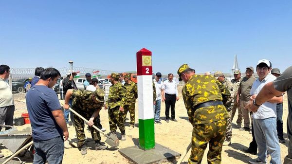 Таджикистан и Кыргызстан начали устанавливать первые пограничные столбы - Sputnik Таджикистан