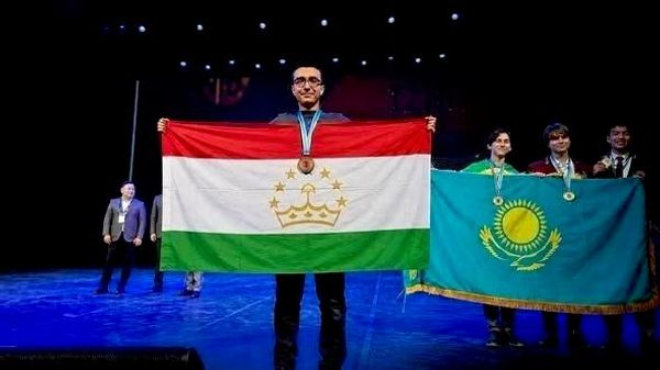 Хонандаи мактаб аз Душанбе ҷоизадори Олимпиадаи байналмилалии физика шуд - Sputnik Тоҷикистон