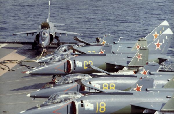 Самолеты Як-38 на борту крейсера Новороссийск, 1985 год - Sputnik Таджикистан