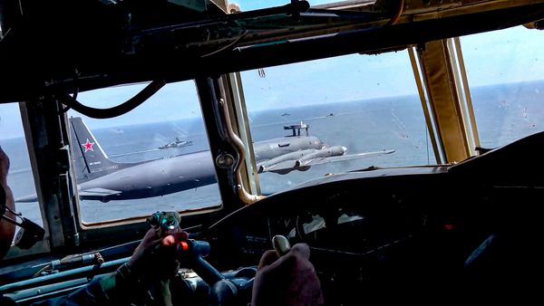 Противолодочные самолеты морской авиации Тихоокеанского флота, выполняющие полеты в ходе совместных военных учений с Китаем. - Sputnik Таджикистан