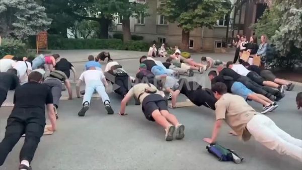 На Украине продолжаются митинги: народ недоволен решением Зеленского уволить главу Минобороны Фёдорова - Sputnik Таджикистан