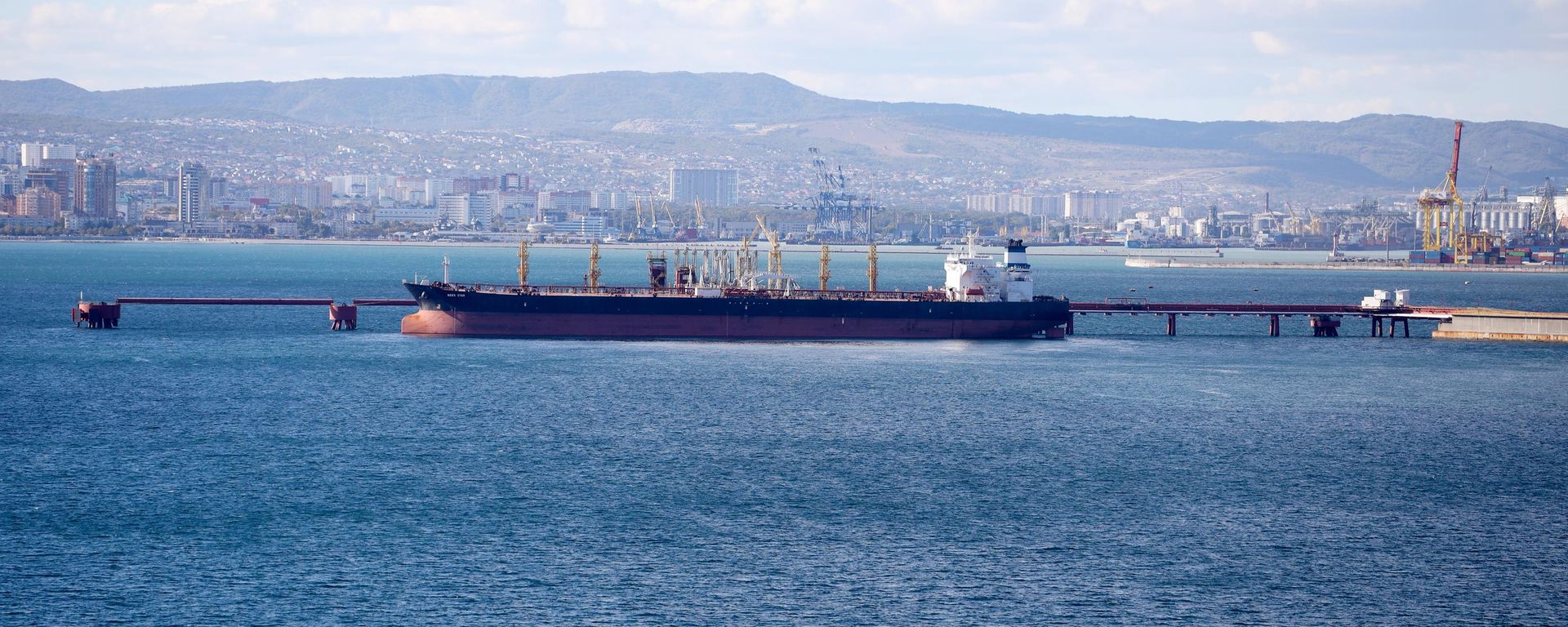 Танкер с нефтью - Sputnik Таджикистан, 1920, 19.07.2026
