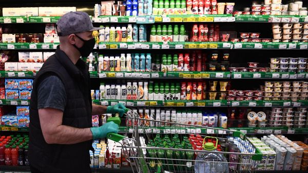 Покупатель в продуктовом магазине - Sputnik Таджикистан