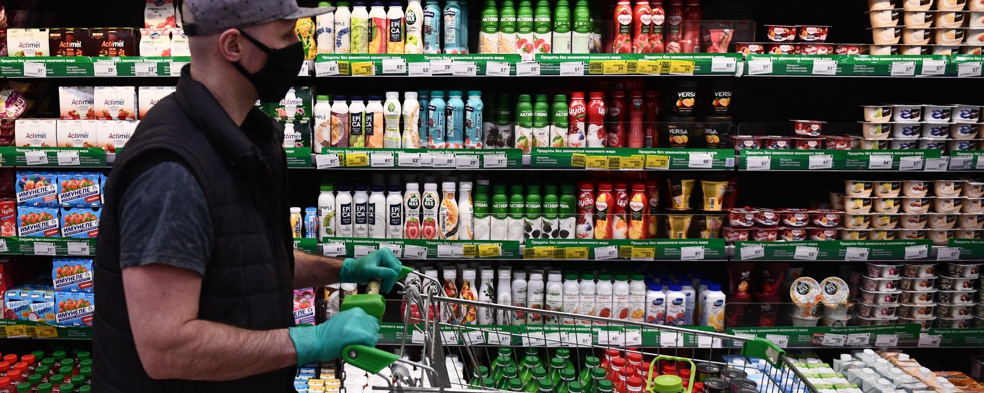 Покупатель в продуктовом магазине - Sputnik Таджикистан, 1920, 19.07.2026