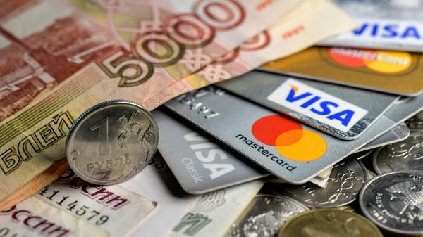 Денежные купюры, монеты и кредитные карты.  - Sputnik Тоҷикистон