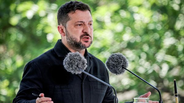 Владимир Зеленский выступает на пресс-конференции во время саммита по Украине и Юго-Восточной Европе, Киев, Украина, 15 июля 2026 года.  - Sputnik Тоҷикистон