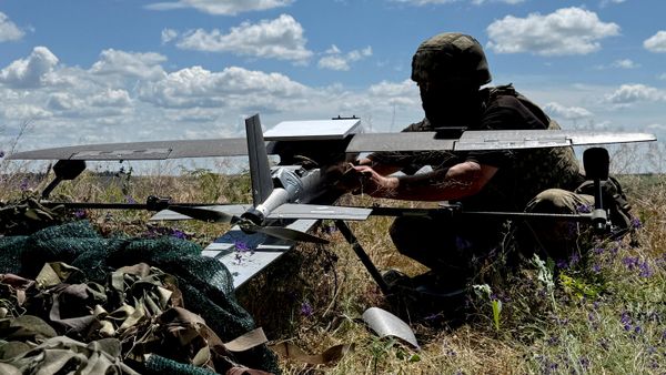 Военнослужащий 25-й отдельной воздушно-десантной бригады ВДВ Украины готовится к запуску ударного беспилотника Хорнет по российским войскам, Донецкая область, Украина, 23 июня 2026 года.  - Sputnik Таджикистан