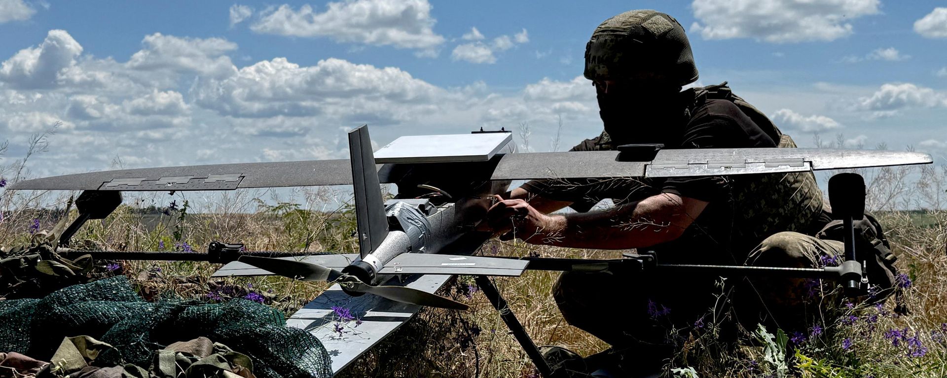 Военнослужащий 25-й отдельной воздушно-десантной бригады ВДВ Украины готовится к запуску ударного беспилотника Хорнет по российским войскам, Донецкая область, Украина, 23 июня 2026 года. - Sputnik Таджикистан, 1920, 20.08.2026
