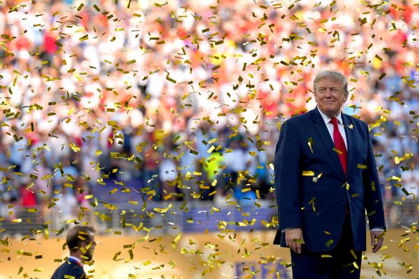 Президент Доналд Трамп ҳангоми супурдани Ҷоми ҷаҳонии футбол ба тими Испания. Президент Доналд Трамп ҳангоми супурдани Ҷоми ҷаҳонии футбол ба тими Испания. - Sputnik Тоҷикистон