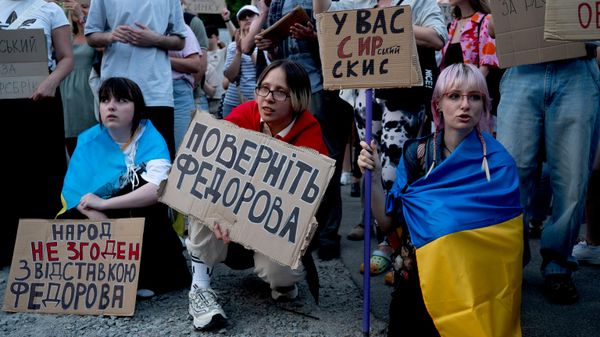 Митинг в Киеве против отставки министра обороны Михаила Федорова, 16 июля 2026 года. - Sputnik Таджикистан