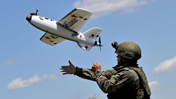 Боевая работа расчета БПЛА Сокол-И группировки войск Центр на Добропольском направлении СВО.  - Sputnik Таджикистан