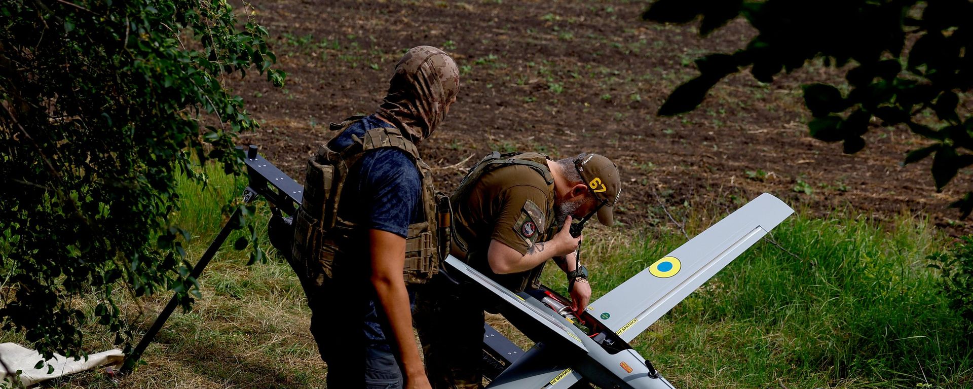Военнослужащие 422-го полка беспилотных систем Люфтваффе ВСУ готовят ударный беспилотник RAM-2X к полету.  - Sputnik Тоҷикистон, 1920, 13.07.2026
