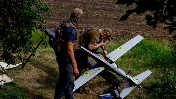 Военнослужащие 422-го полка беспилотных систем Люфтваффе ВСУ готовят ударный беспилотник RAM-2X к полету.  - Sputnik Тоҷикистон