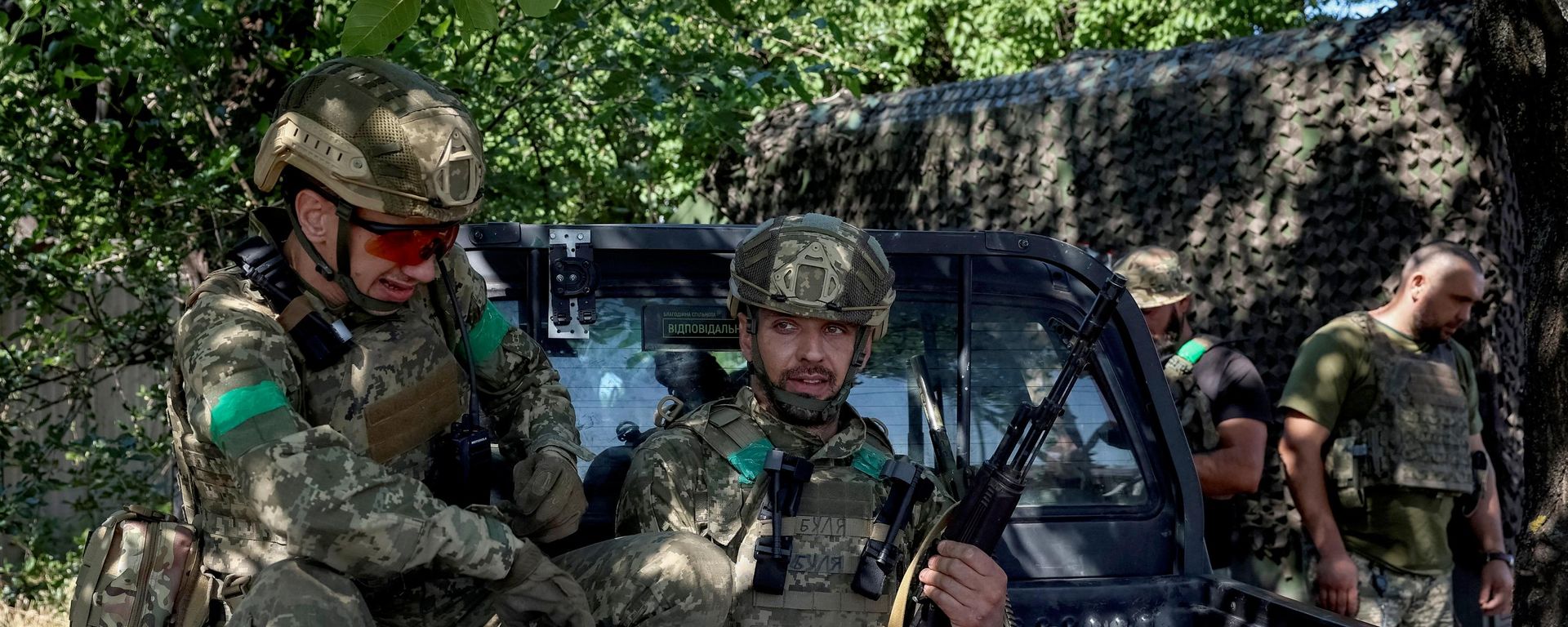Военнослужащие 425-го отдельного штурмового полка Вооруженных сил Украины сидят в пикапе перед отправкой на боевое задание в Донецкой области, Украина, 7 июля 2026 года.  - Sputnik Тоҷикистон, 1920, 24.07.2026