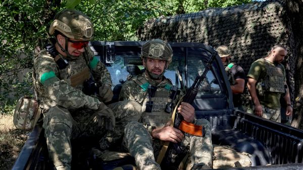 Военнослужащие 425-го отдельного штурмового полка Вооруженных сил Украины сидят в пикапе перед отправкой на боевое задание в Донецкой области, Украина, 7 июля 2026 года. - Sputnik Таджикистан