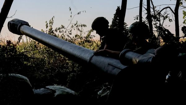 Военнослужащие 15-й бригады Кара-Даг ВСУ готовятся открыть огонь из 152-мм гаубицы 2А65 Мста-Б вблизи прифронтового города Доброполья в Донецкой области, Украина, 8 июля 2026 года.  - Sputnik Таджикистан