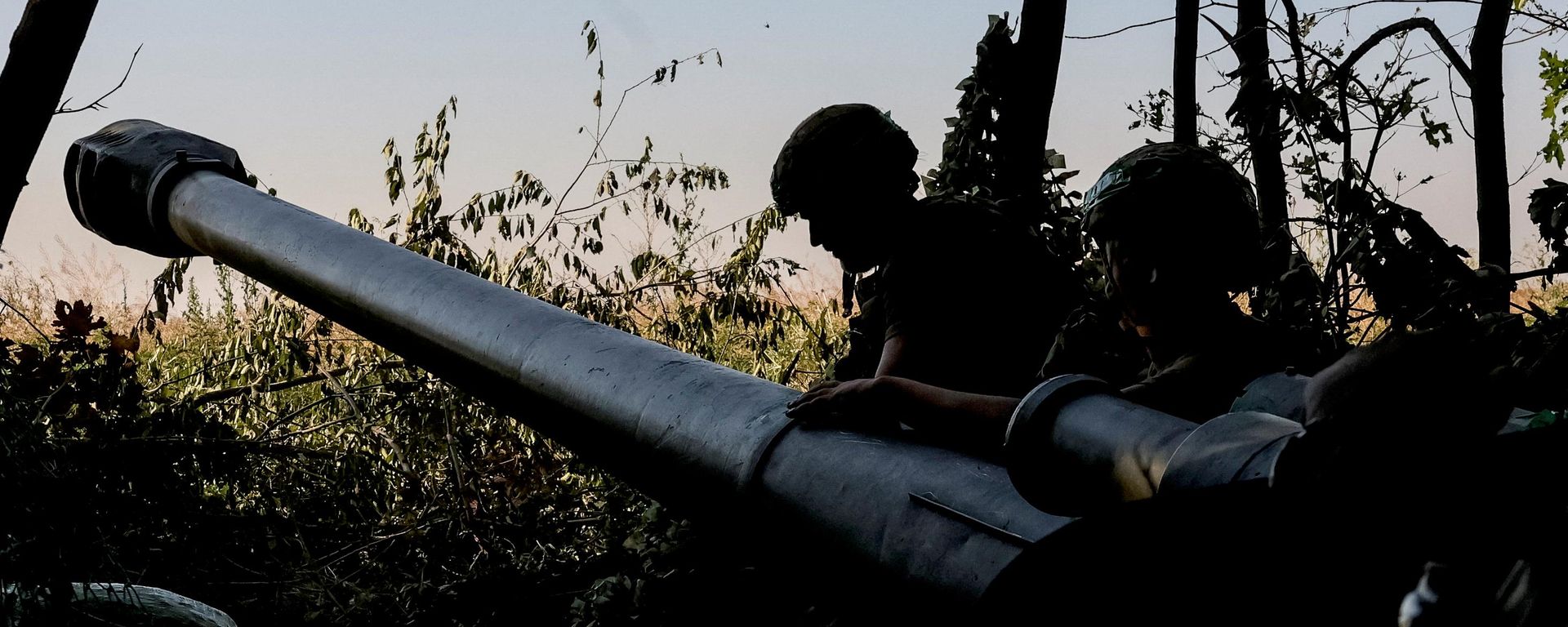 Военнослужащие 15-й бригады Кара-Даг ВСУ готовятся открыть огонь из 152-мм гаубицы 2А65 Мста-Б вблизи прифронтового города Доброполья в Донецкой области, Украина, 8 июля 2026 года.  - Sputnik Таджикистан, 1920, 21.07.2026