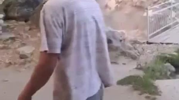 Дар паи омадани сел дар ноҳияи Рӯшон шоҳроҳи Душанбе - Хоруғ баста шуд - Sputnik Тоҷикистон