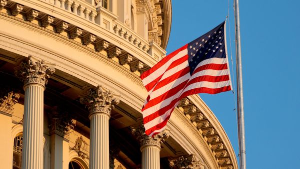 Флаг США над Капитолием  в Вашингтоне, округ Колумбия, США, 13 июля 2026 года. - Sputnik Тоҷикистон