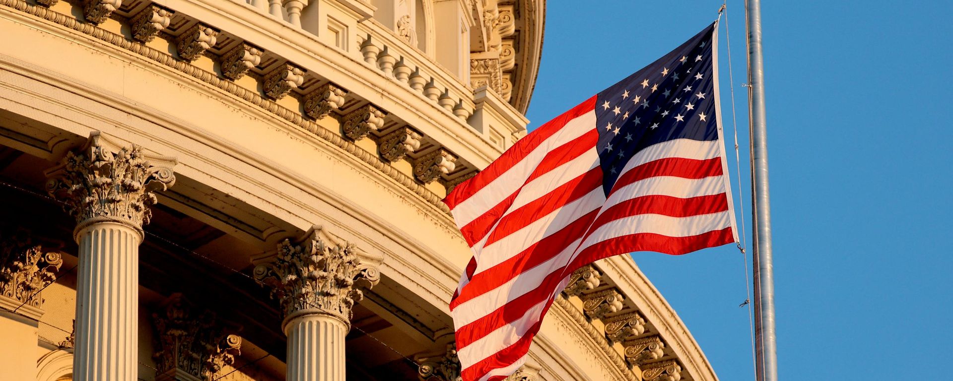 Флаг США над Капитолием. - Sputnik Тоҷикистон, 1920, 22.07.2026