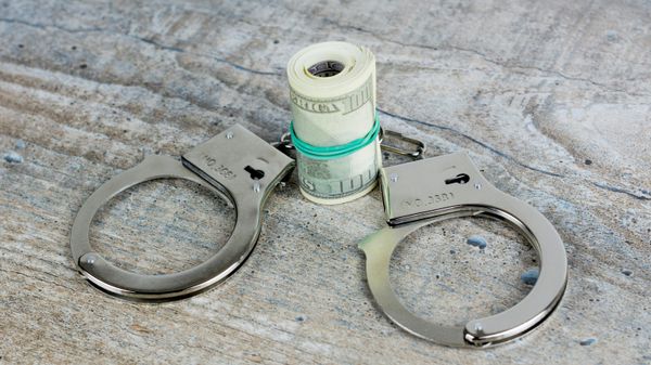 Наручники и долларовые купюры. - Sputnik Таджикистан